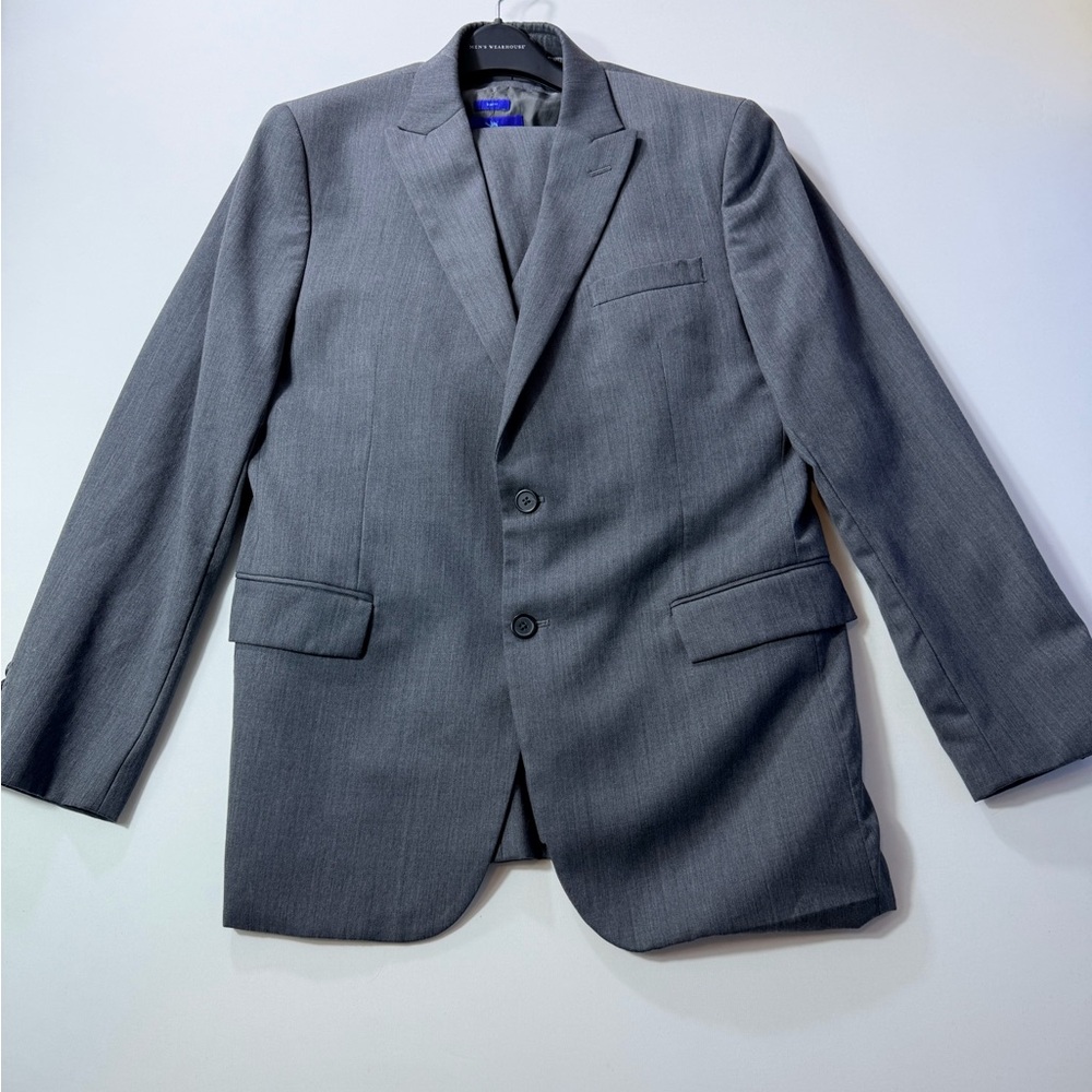 Egara Men's Gray Two-Button Three Piece Suit